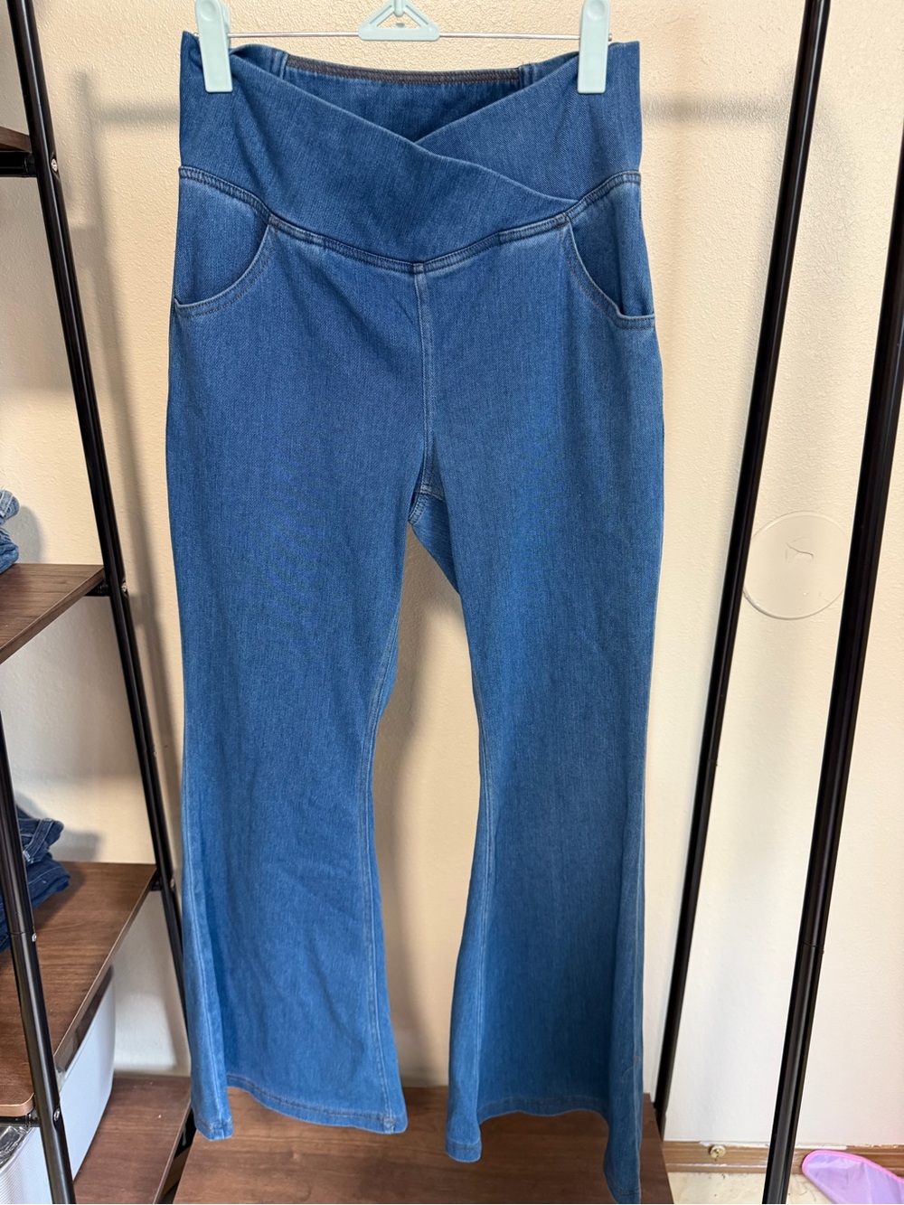 HALARA petite Cruz-Waist Flare Jeans in Denim Blue